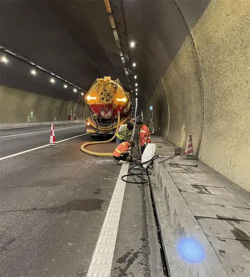 易门隧道排水渠清淤